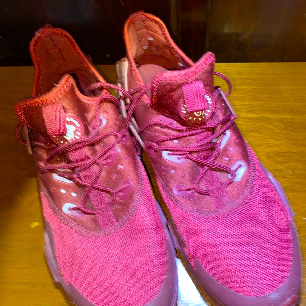 Men’s burgundy Nike huarache size 10.5